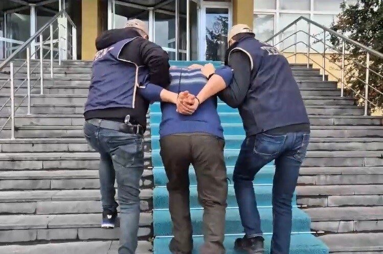 Kayseri'de polis ekipleri, FETÖ'den hüküm giymiş 2 kişiyi yakaladı. İhraç