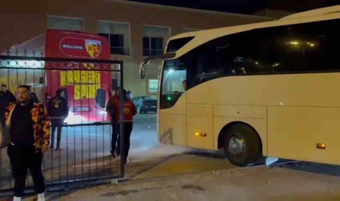 Kayserispor taraftarları, Sivasspor mağlubiyetini protesto etmek için futbolcuları tesislerde ziyaret
