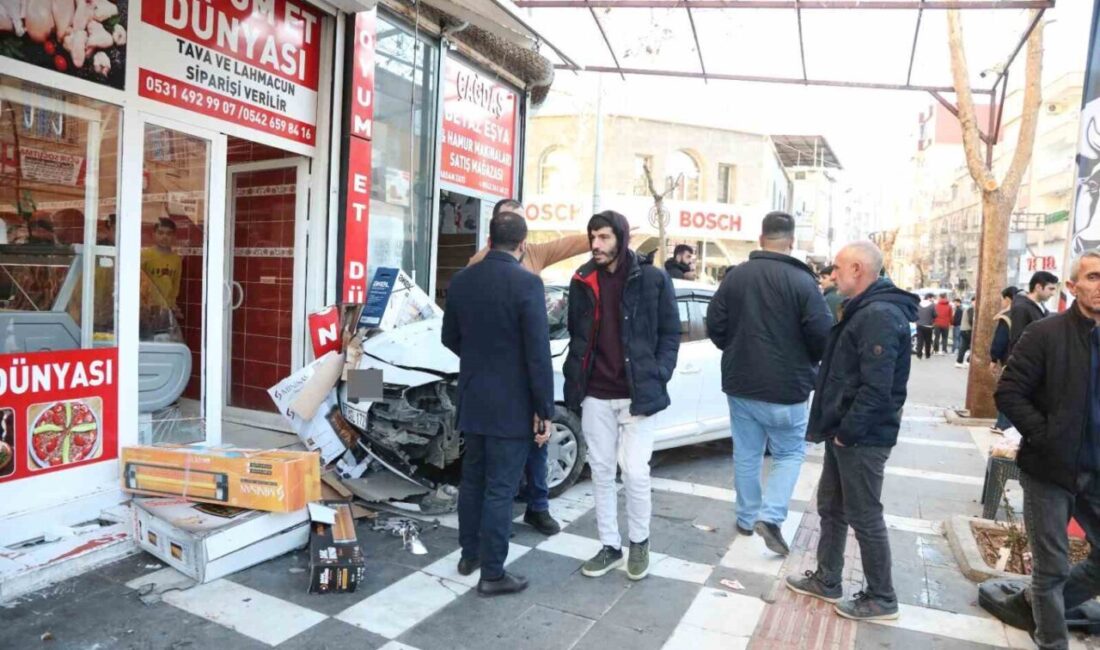 Şanlıurfa’nın Siverek ilçesinde meydana gelen kazada, otomobil kaldırımda yürüyen baba