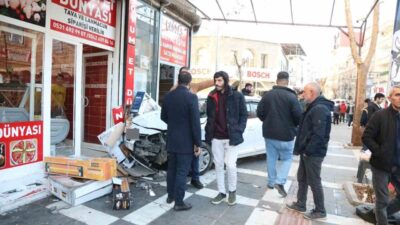 Şanlıurfa’nın Siverek ilçesinde meydana gelen kazada, otomobil kaldırımda yürüyen baba