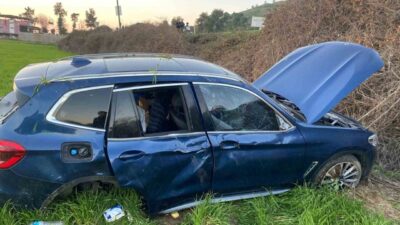 Aydın’ın Efeler ilçesinde tarlaya uçan otomobildeki 3 kişi yaralandı. Aydın-Muğla