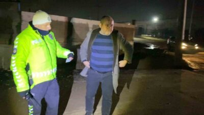 İnegöl'de alkollü sürücü altyapı çalışmasına saplandı. Kaza anı, sürücünün cep