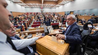 İzmir Büyükşehir Belediye Meclisi'nin 2025'teki toplantısında kentsel dönüşüm alanlarındaki hak