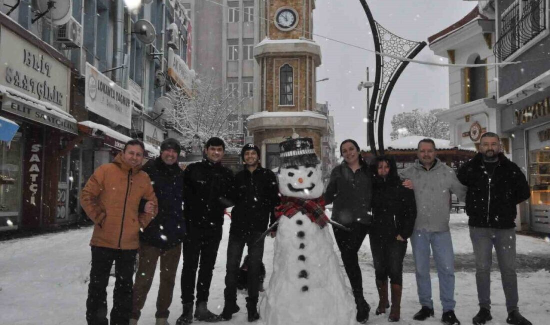 Keşan esnafı aileleriyle birlikte kar yağışının tadını çıkardı Keşan'da etkili olan kar