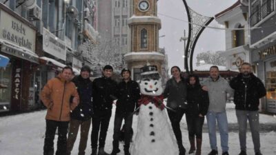 Keşan'da etkili olan kar yağışı sebebiyle esnaflar aileleriyle birlikte kardan