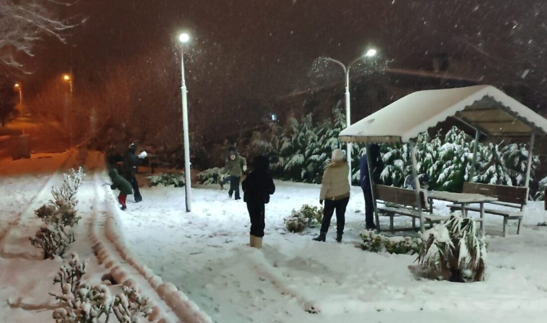 Keşan’da çocuklar, kar yağışı altında anne ve babalarıyla kartopu oynadı Keşan'da kar yağışı sonrası