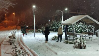 Keşan'da kar yağışı sonrası çocuklar parklarda kartopu oynarken sürücüler zor