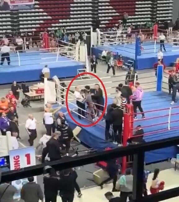 Antalya'da düzenlenen Türkiye Kick Boks Şampiyonası'nda hakem kararıyla başlayan tartışma