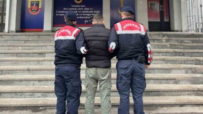 Kırıkkale'de aranan 2 firari, jandarma operasyonuyla yakalanarak cezaevine gönderildi. M.D.