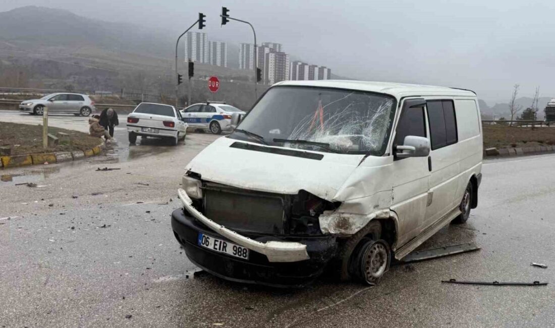 Kırıkkale’de minibüs ile otomobil çarpıştı: 3 yaralı Kırıkkale-Ankara D-200 karayolunda meydana