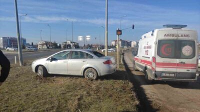 Babaeski, Kırklareli'de meydana gelen trafik kazasında araç refüje çıktı, 2