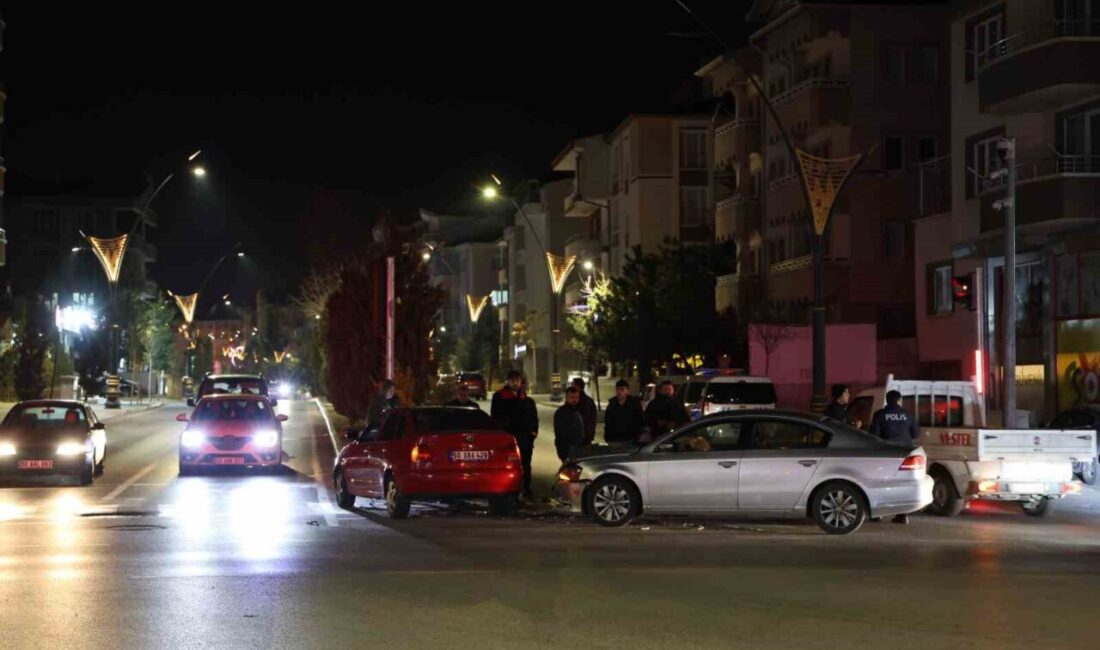 Nevşehir'de kırmızı ışıkta geçtiği iddia edilen otomobil, kavşakta başka araca