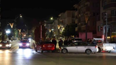 Nevşehir'de kırmızı ışıkta geçtiği iddia edilen otomobil, kavşakta başka araca
