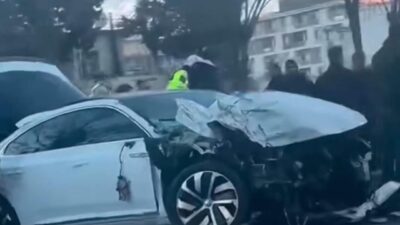 Şanlıurfa'nın Siverek ilçesinde kırmızı ışıkta bekleyen otomobile tır çarptı, 2