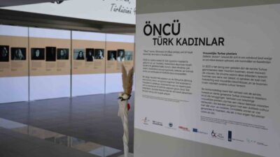 Kırşehir'de açılan 'Üç Jenerasyon Kadın Öncüleri' fotoğraf sergisi gençler tarafından