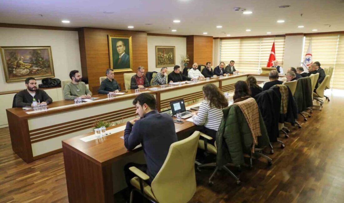 Düzce Belediye Başkanı Dr. Faruk Özlü, Kızılay Meydanı'nın tarihine uygun