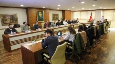 Düzce Belediye Başkanı Dr. Faruk Özlü, Kızılay Meydanı'nın tarihine uygun