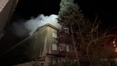Kocaeli Derince'deki 3 katlı binanın çatısında çıkan yangın, itfaiye ekiplerinin