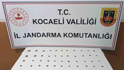 Kartepe'de 59 sikke bulunan 3 şüpheli jandarma tarafından gözaltına alındı.