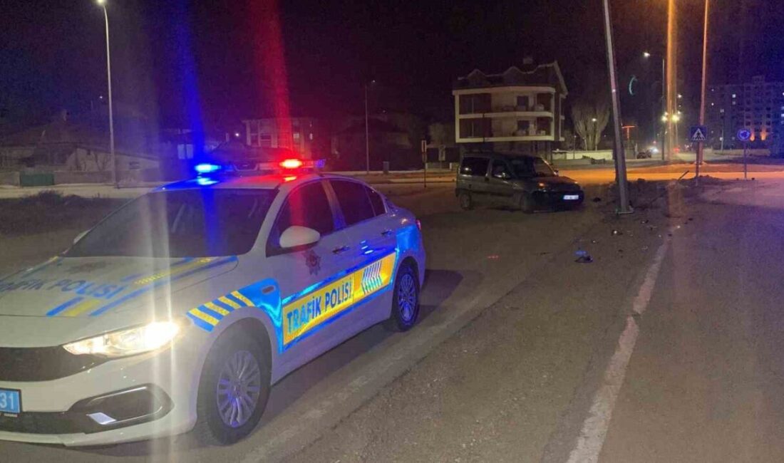 Karaman’da yaşanan kazada aydınlatma direğine çarpan hafif ticari aracın sürücüsü