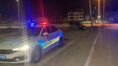 Karaman’da yaşanan kazada aydınlatma direğine çarpan hafif ticari aracın sürücüsü