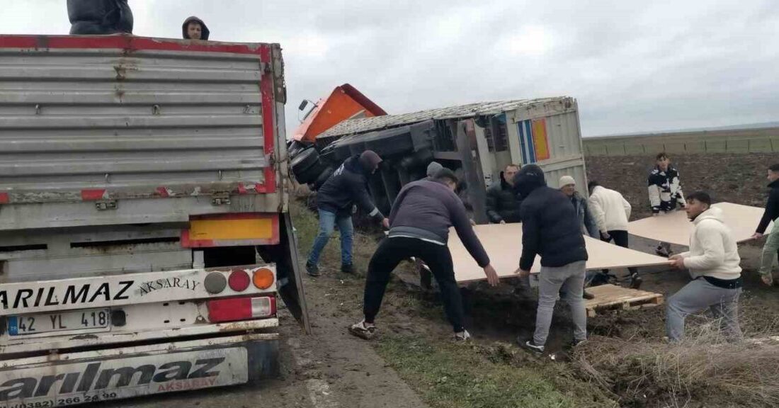 Kontrolden çıkan kamyon tarlaya devrildi Muratlı'da kamyonun tarlaya devrilmesi