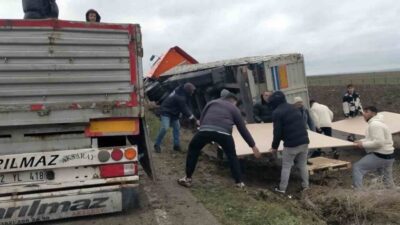 Muratlı'da kamyonun tarlaya devrilmesi sonucu yaralanan olmazken, vinç yardımıyla kamyonun