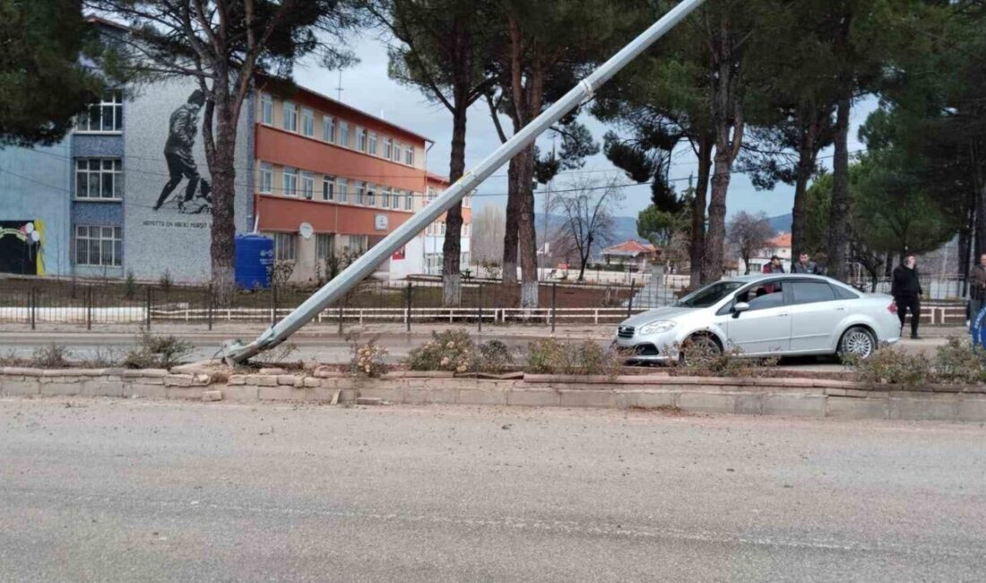 Kontrolden çıkan otomobil aydınlatma direğine çarparak durabildi Denizli’nin Çal ilçesinde meydana