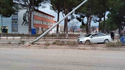 Denizli’nin Çal ilçesinde meydana gelen trafik kazasında otomobil refüjdeki direğe