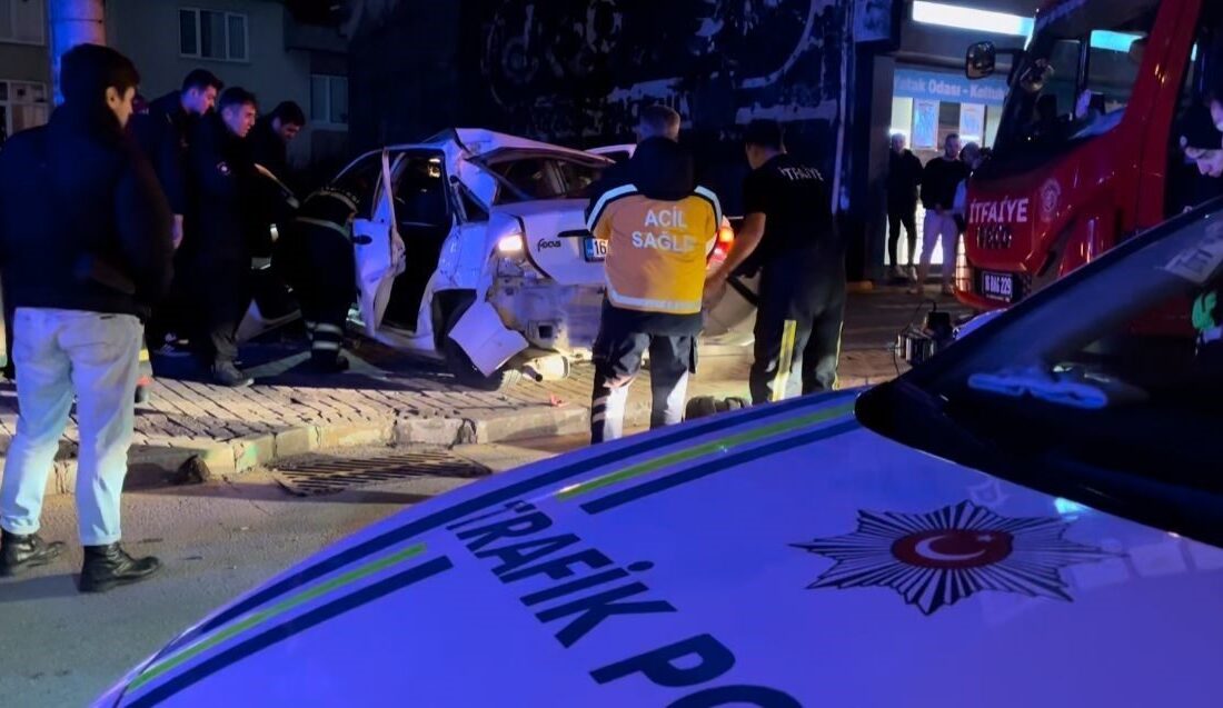 Bursa'da meydana gelen kazada otomobil kaldırımda bulunan direğe çarptı. Kazada