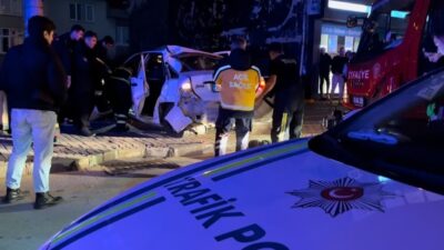 Bursa'da meydana gelen kazada otomobil kaldırımda bulunan direğe çarptı. Kazada