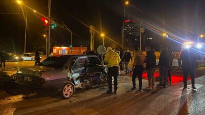 Pamukkale'de otomobil ve SUV kavşakta çarpıştı, kırmızı ışık ihlali sonucu.