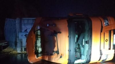 İnegöl ilçesinde meydana gelen kazada talaş yüklü tır devrildi, sürücü
