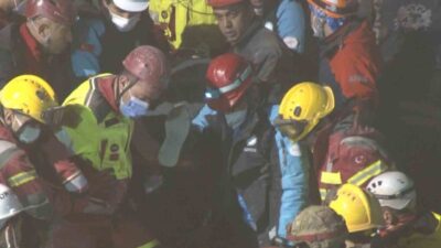 Konya'da çöken binadan 3'üncü kişi sağ olarak kurtarıldı. Yaralı enkazdan