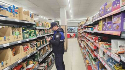 Körfez Belediyesi Zabıta ekipleri, Mimar Sinan Mahallesi'ndeki zincir marketlerde fiyat