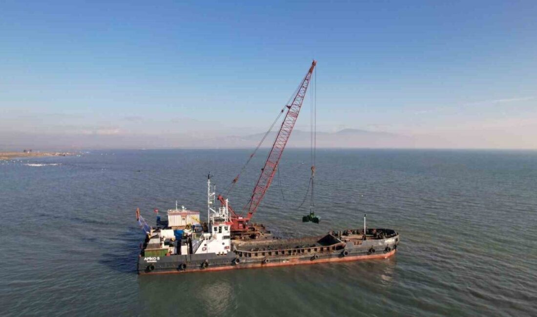 Körfezden 60 bin ton çamur çıkarıldı İzmir Körfezi'nin temizlik çalışmalarında
