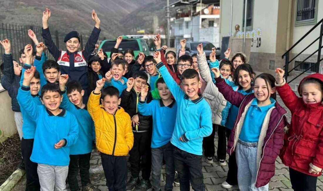 Aydın'ın Köşk ilçesinde jandarma ekipleri Kıran İlkokulu öğrencileriyle çevre bilinci
