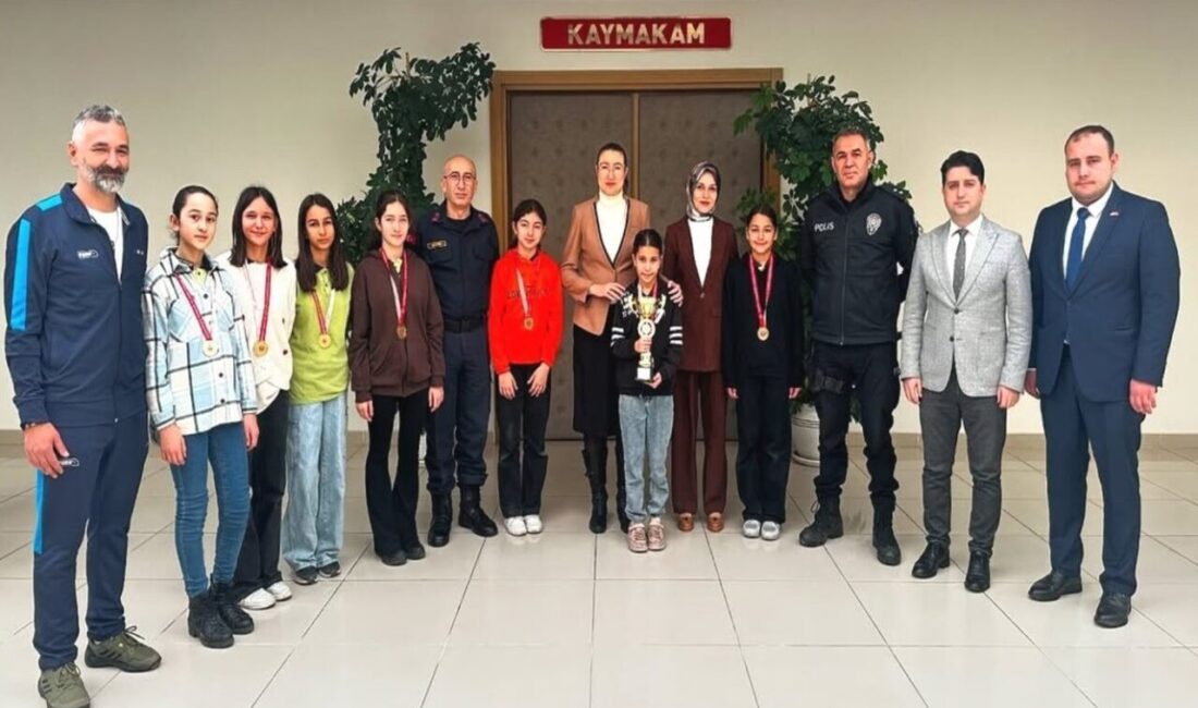 Aydın'da düzenlenen kros yarışlarında Köşk 100. Yıl Atatürk Ortaokulu birinciliği