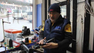 40 yıldır ayakkabı tamirciliği yapan Şenol Özpınar, mesleğin son temsilcilerinden