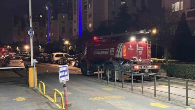 İstanbul Küçükçekmece'deki Açelya Sitesi'nde çıkan yangın, 7. kattaki daireyi etkiledi.