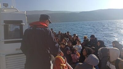 Aydın’ın Kuşadası ilçesi açıklarında hareketli lastik bot içerisinde 29 düzensiz