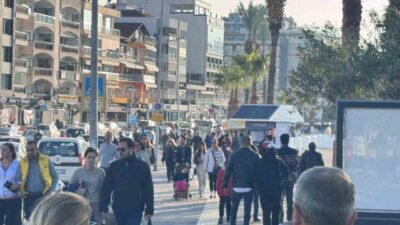 Kuşadası'nda yağmurlu günlerin ardından güneşin çıkmasıyla vatandaşlar sahile akın etti.