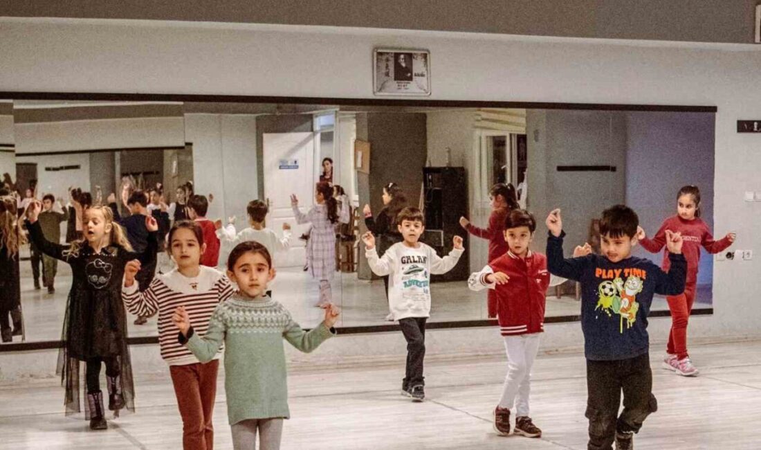 Kuşadası Belediyesi tarafından düzenlenen ücretsiz halk oyunları kursları, farklı yaş