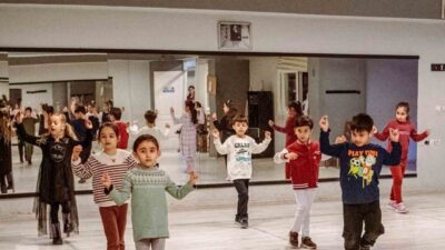 Kuşadası Belediyesi tarafından düzenlenen ücretsiz halk oyunları kursları, farklı yaş