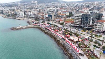Kuşadası'nda düzenlenen Karadeniz Günleri Hamsi Festivali'nde eğlenceli anlar yaşandı. Festivalde