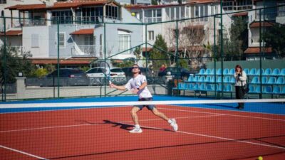 Kuşadası Belediyesi'nin hayata geçirdiği Kuşadası Tenis Kulübü, 5 kortu ve