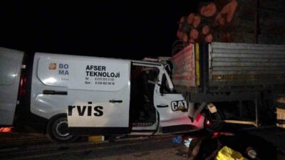 Kütahya'da kamyonetin tomruk yüklü tıra çarpması sonucu meydana gelen trafik
