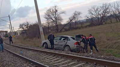 Kütahya'da "dur" ihtarına uymayan sürücü kaçarken kaza yaptı, araç takla
