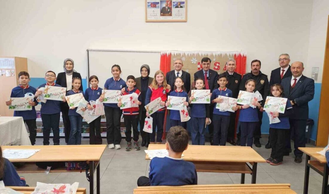 Kütahya'da yapılan karne töreninde protokol üyeleri ve öğrenciler buluştu. İl