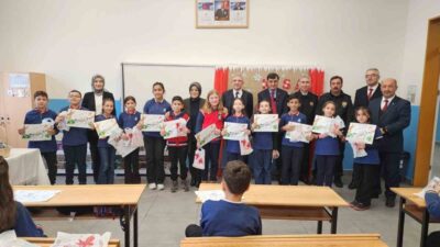 Kütahya'da yapılan karne töreninde protokol üyeleri ve öğrenciler buluştu. İl